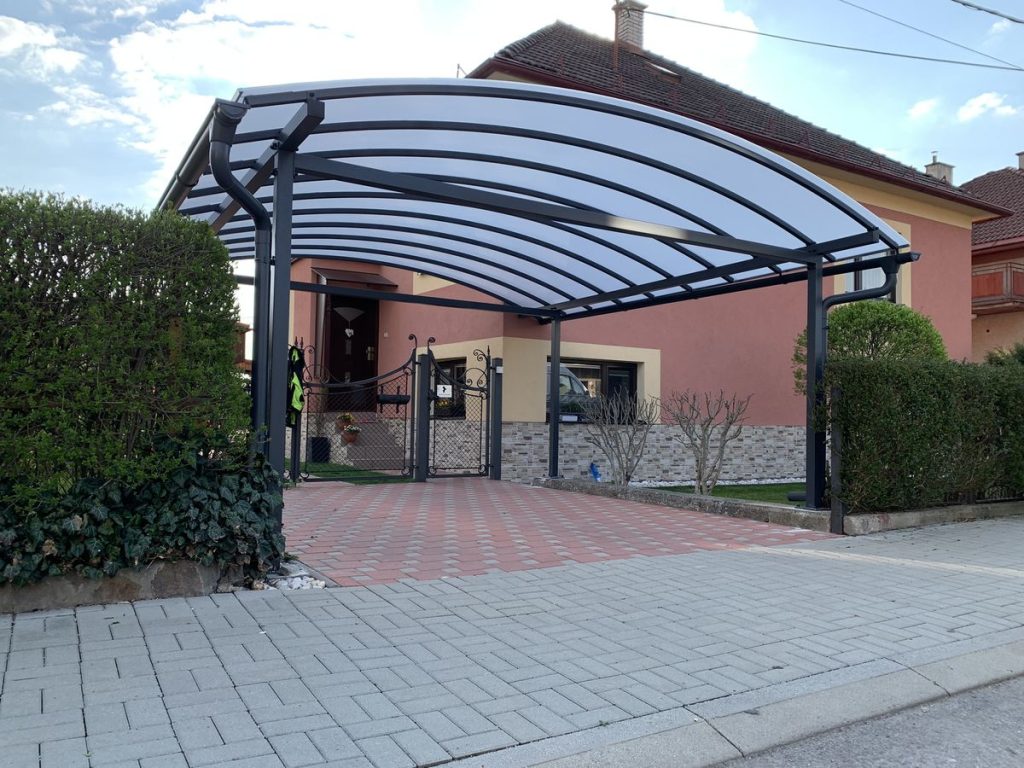 Opál polikarbonát autóbeálló
